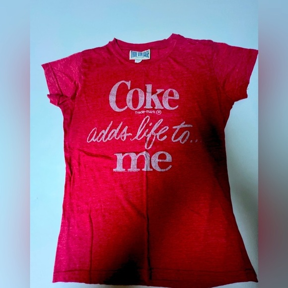 Vintage Tops - COCA-COLA LOGO TRUE VINTAGE RED GRAPHIC SHIRT. CREW NECK. SIZE MEDIUM
UNISEX